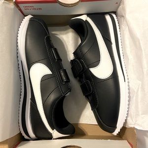 Kids Nike Cortez Basic velcro shoe. Size 1.5 YOUTH